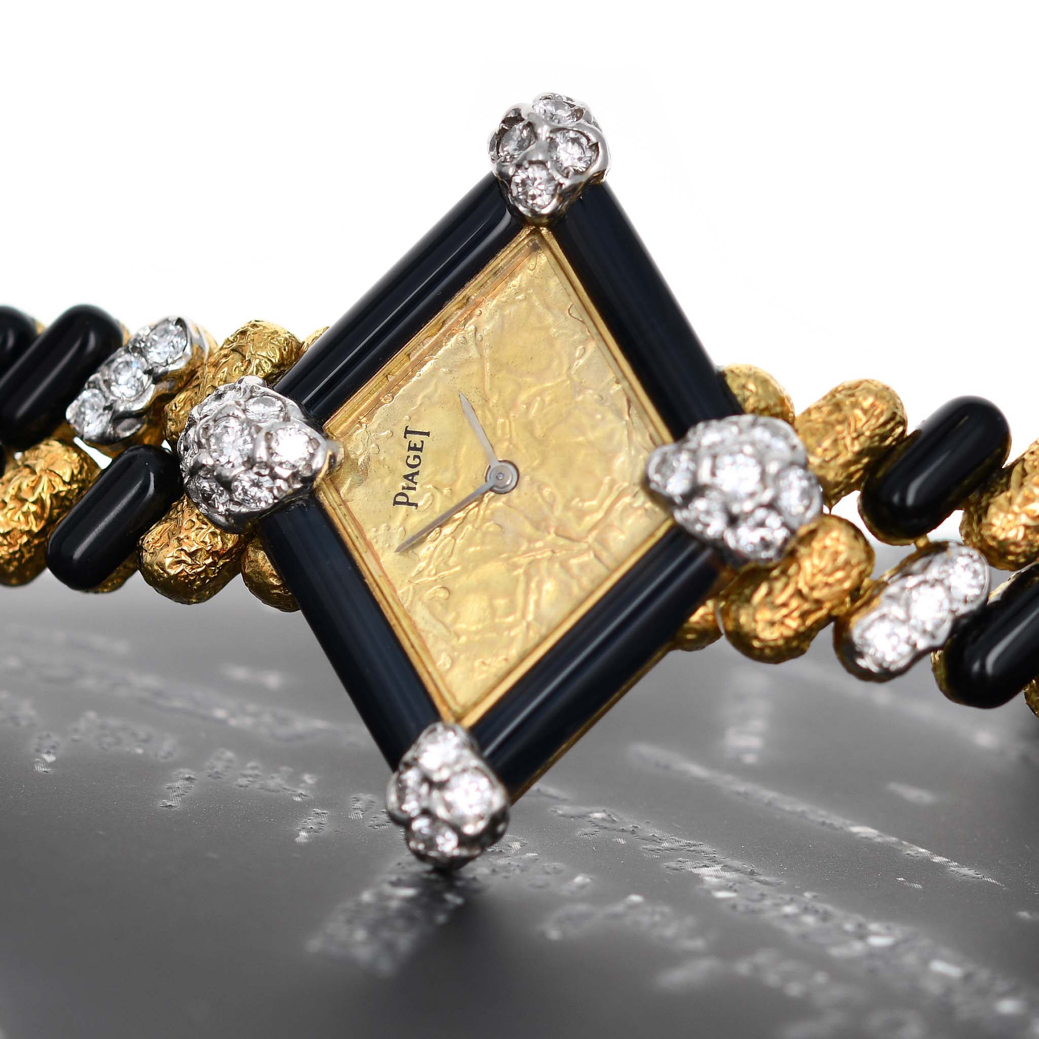 piaget-onyx-diamond-bracelet-gold-dial-img-main5